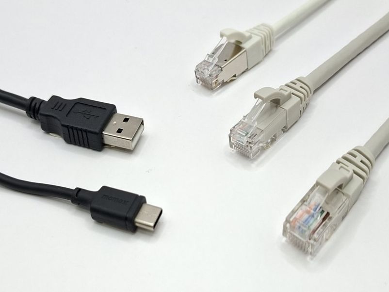 RJ45パッチコードとUSBケーブル