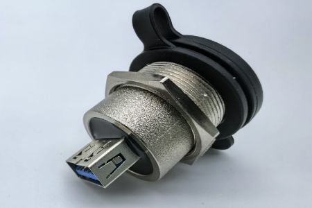 Type de verrouillage arrière en métal étanche connecteur USB 3.0 femelle à femelle M22 (vue latérale)