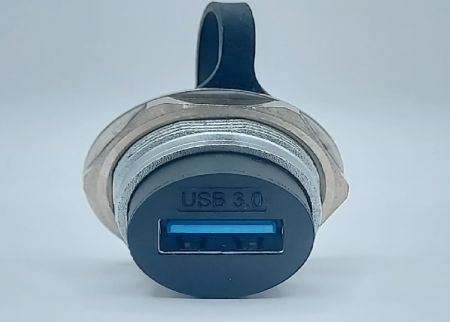 Prise métallique de coupleur USB 3.0 à Type C avec verrouillage par vis arrière (vue latérale)