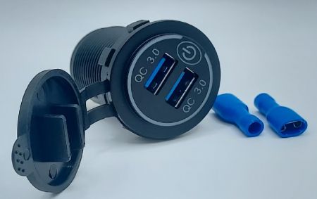 Chargeur USB 3.0A à double port étanche avec couvercle (vue de face)