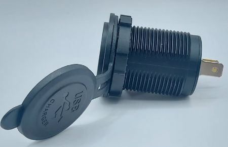 Chargeur USB 3.0A à double port étanche avec couvercle (vue de côté)