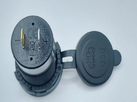 Chargeur étanche double USB 3.0A+Type-C avec couvercle-65w(Vue de dos)