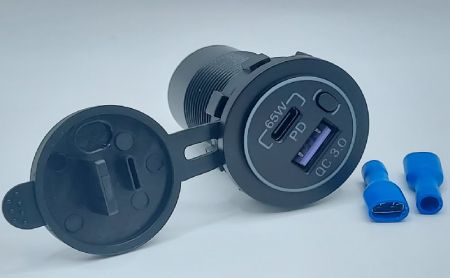 Chargeur étanche double USB 3.0A+Type-C avec couvercle-65w(Vue de face)