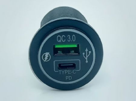 Waterdichte Dual USB 3.0A+Type-C Lader met Deksel - Waterdichte-Dual-USB-3.0A+Type-C-Lader-met-Deksel