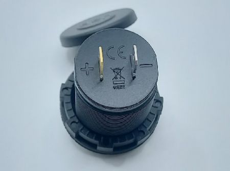 Chargeur étanche double USB 3.0A+Type-C avec couvercle (vue arrière)