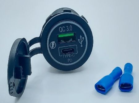 Chargeur étanche double USB 3.0A+Type-C avec couvercle (vue de face)