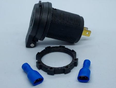 Chargeur étanche double USB 3.0A + Type-C avec couvercle à ressort (vue de côté)